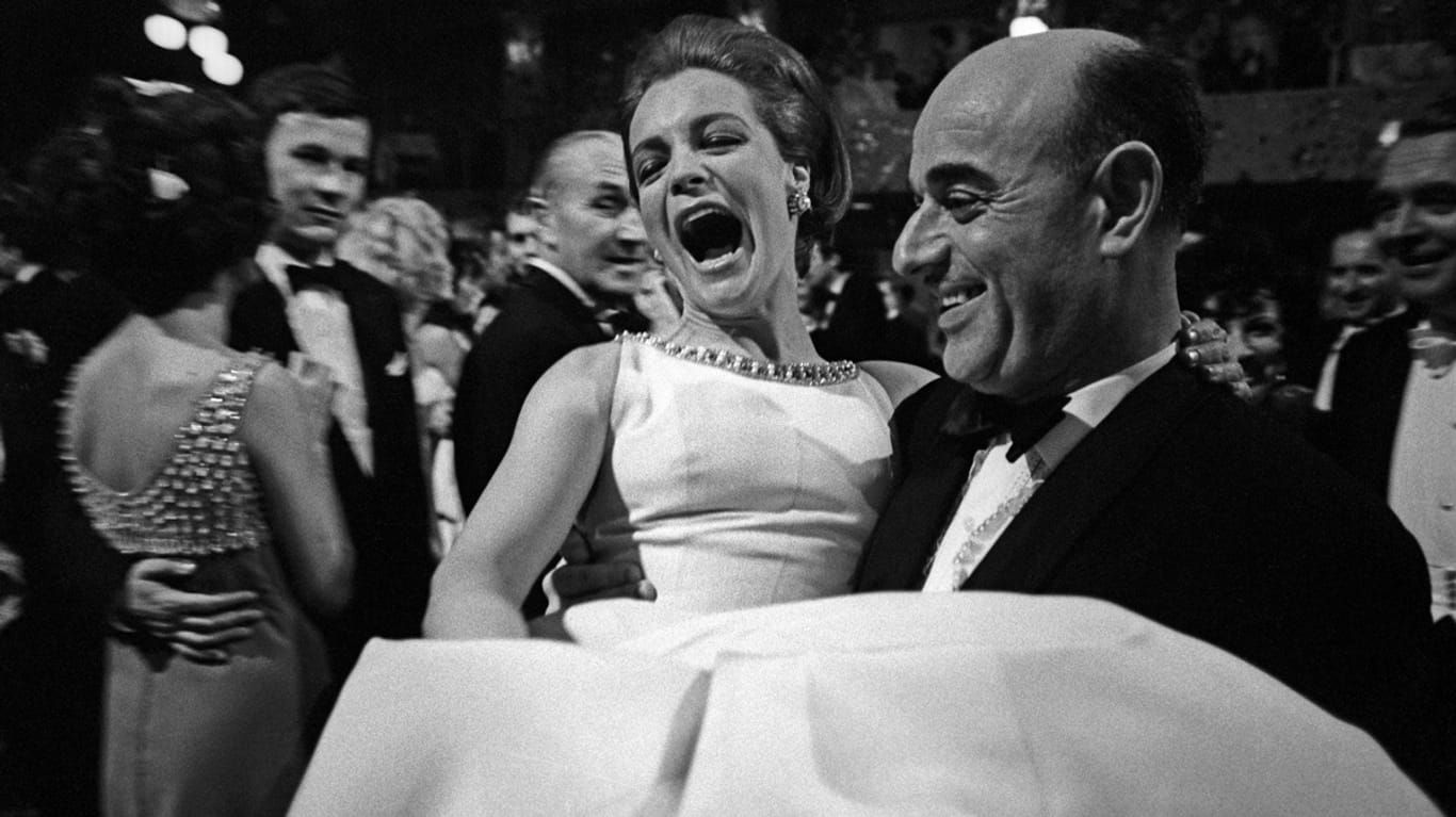 Artur Brauner mit Romy Schneider im Jahr 1958: Die beiden waren gut befreundet, er überredete sie zu ihrem letzten Film vor ihrem Tod.