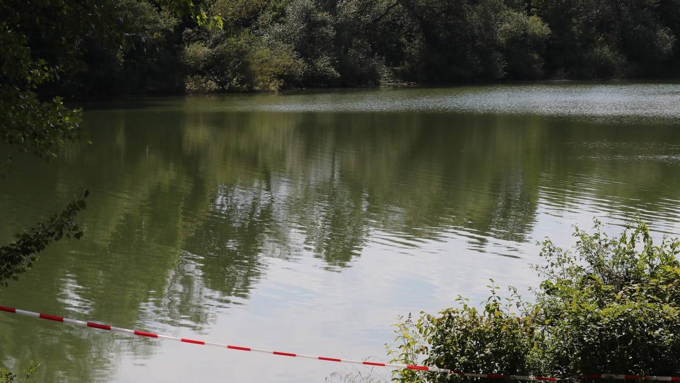 Gesperrter See: Vermehren sich Blaualgen stark, dann ist das Baden gesundheitsgefährdend.