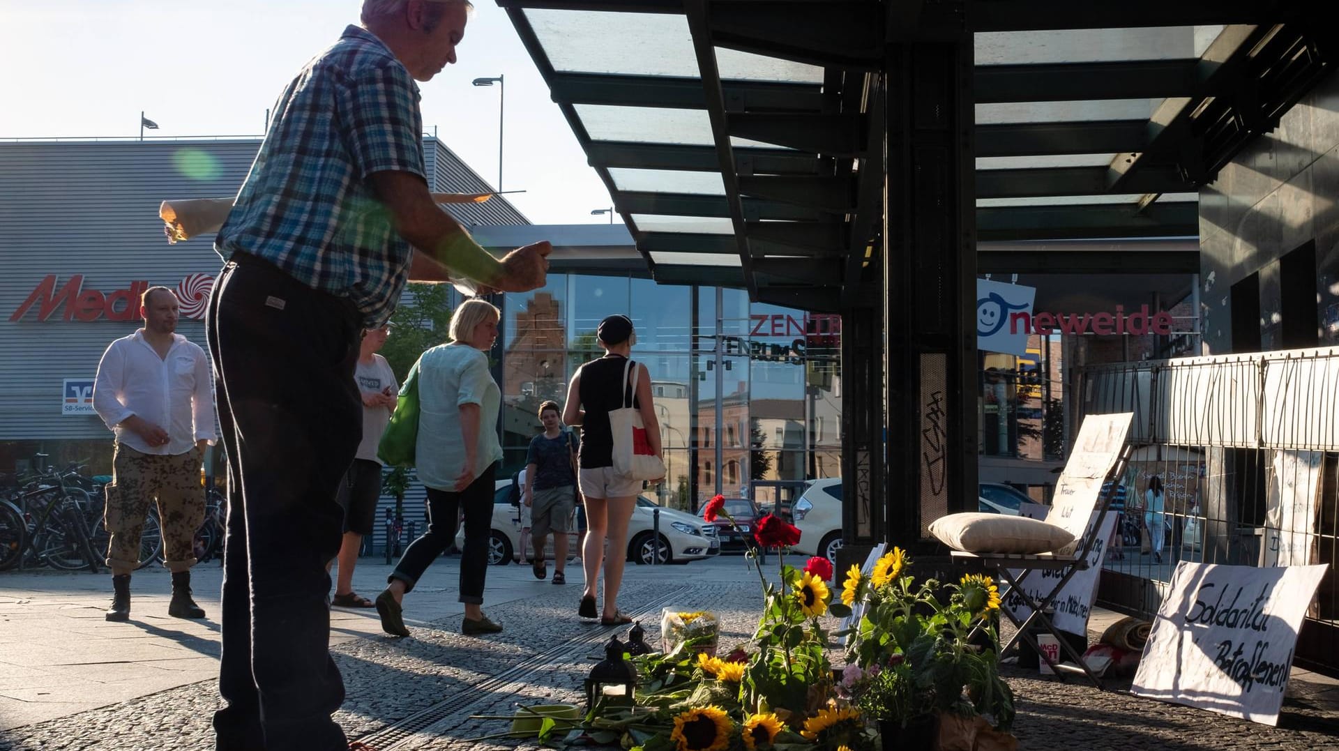 Bestürzung und Anteilnahme in Berlin: Passanten haben am Tatort Blumen für die beiden obdachlosen Opfer des Brandanschlags niedergelegt.