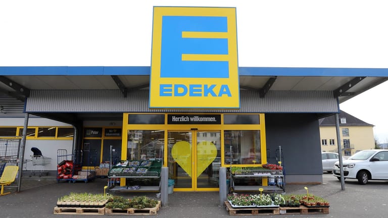 Edeka-Filiale: Der Händlerverbund testet ein neues Pfandsystem.