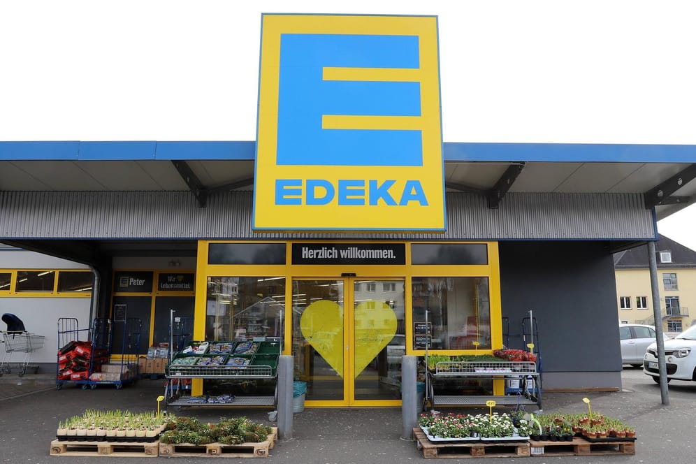 Edeka-Filiale: Der Händlerverbund testet ein neues Pfandsystem.