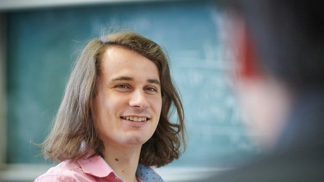 Sieht nicht unbedingt aus wie ein Mathe-Professor: Peter Scholze in seinem Büro im Hausdorff Center for Mathematics. Sieht nicht unbedingt aus wie ein Mathe-Professor: Peter Scholze in seinem Büro im Hausdorff Center for Mathematics.