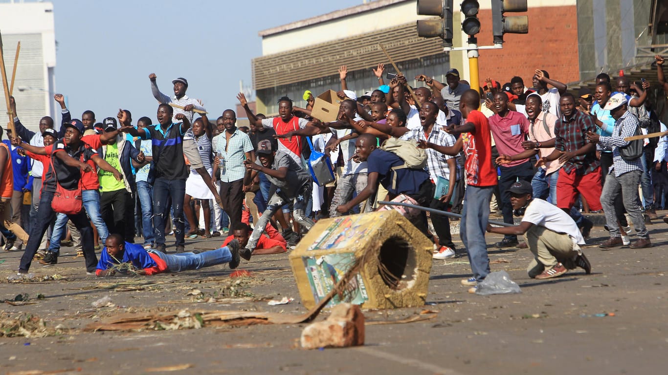 Proteste in Simbabwes Hauptstadt Harare: Die Armee aht das Feuer auf oppositionelle Demonstranten eröffnet.