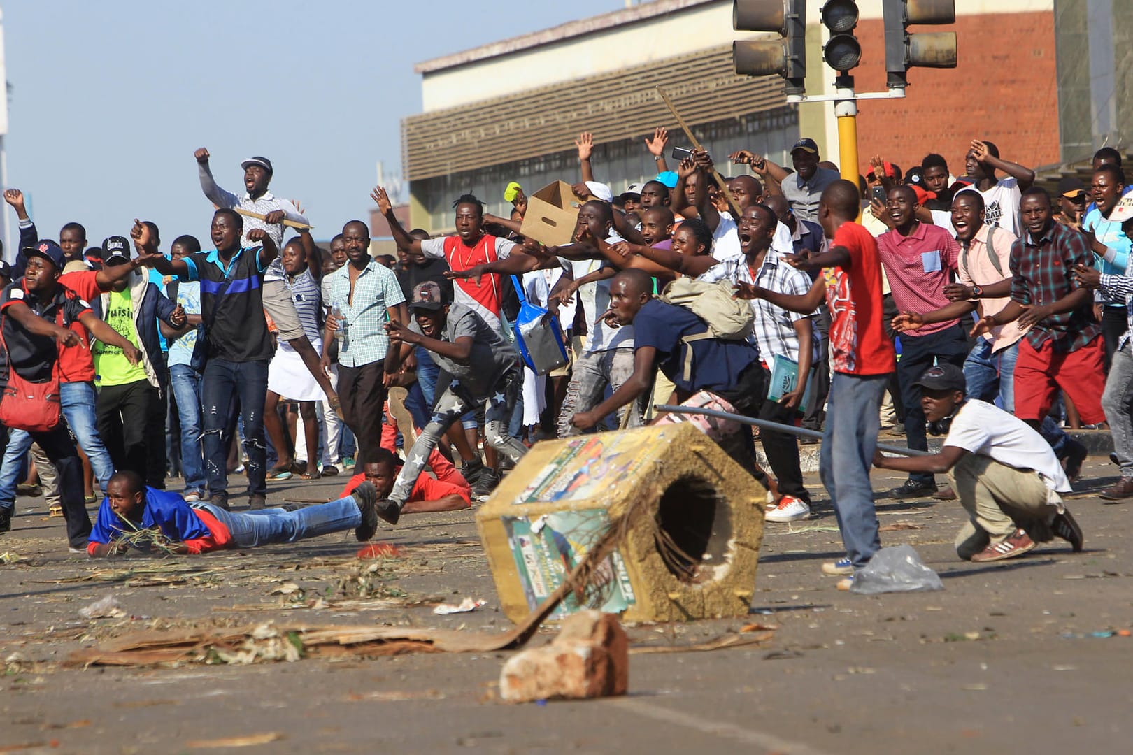 Proteste in Simbabwes Hauptstadt Harare: Die Armee aht das Feuer auf oppositionelle Demonstranten eröffnet.