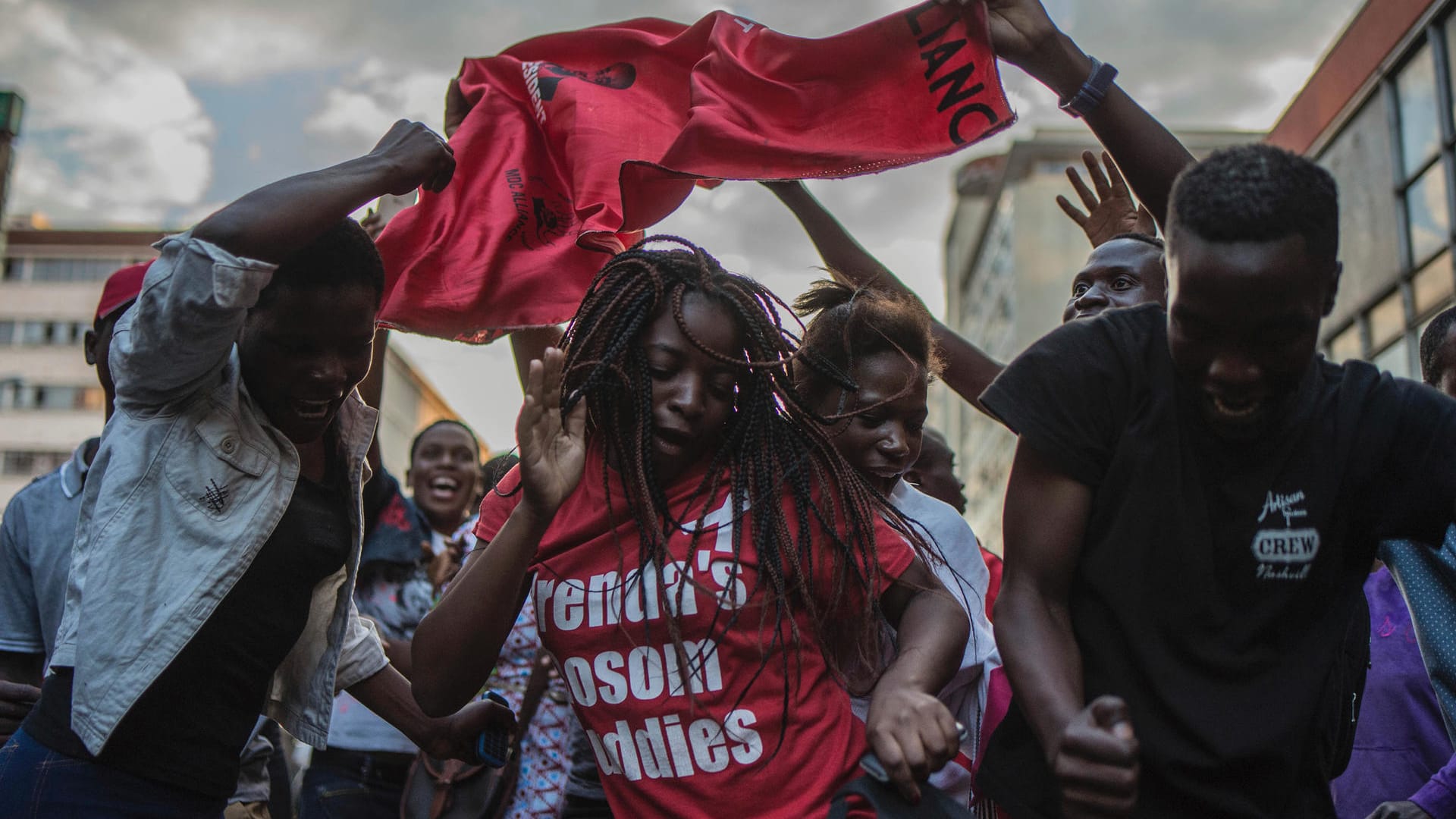 Nach den Wahlen in Simbabwe: Anhänger der Opposition feierten bereits auf den Straßen – nun lässt die Armee schießen.