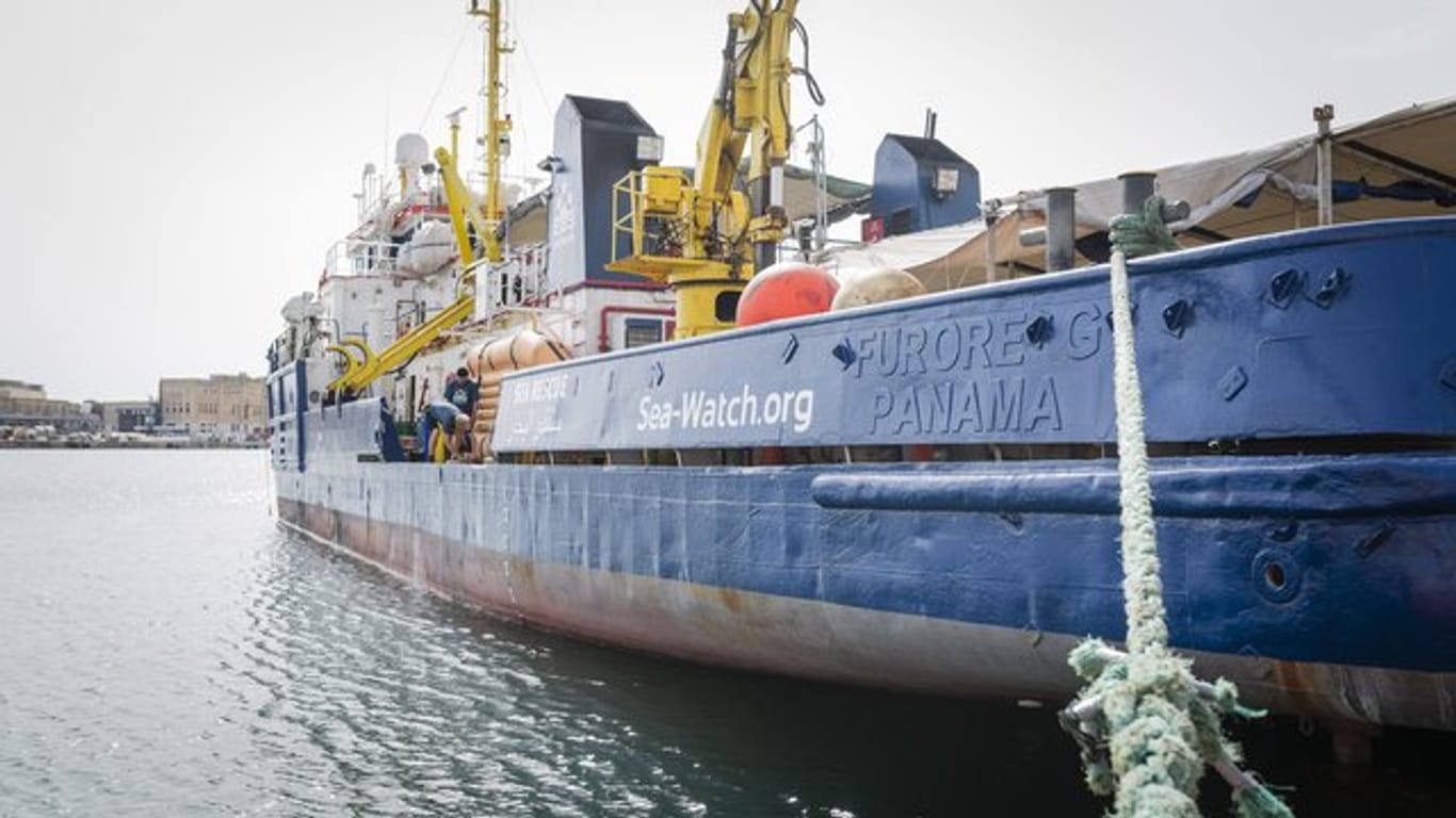 Das Rettungsschiff "Sea-Watch 3" liegt festgemacht im Hafen von Valletta.