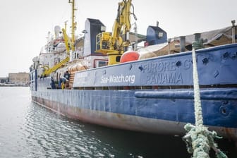 Das Rettungsschiff "Sea-Watch 3" liegt festgemacht im Hafen von Valletta.