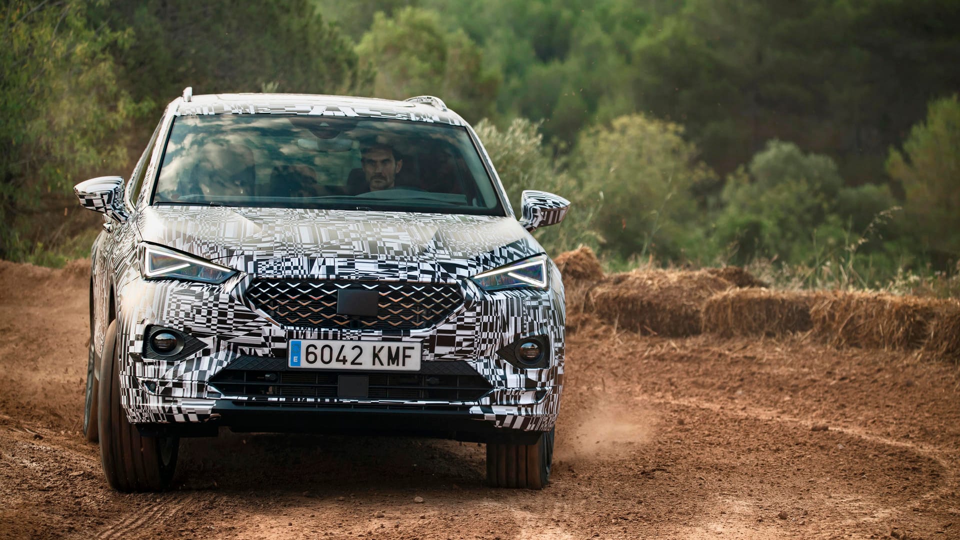 Noch leicht getarnt im Gelände: Der neue Seat Tarraco soll Ende des Jahres auf den Markt kommen.