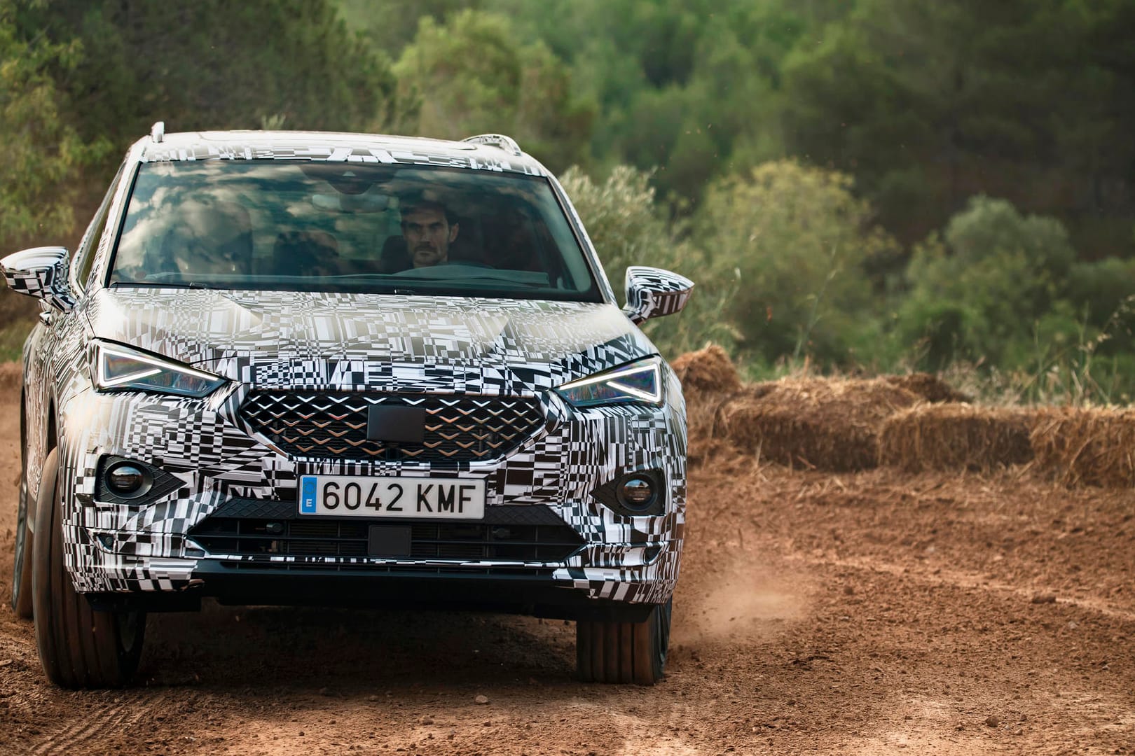 Noch leicht getarnt im Gelände: Der neue Seat Tarraco soll Ende des Jahres auf den Markt kommen.