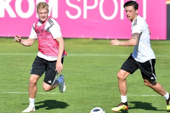 Brandt (l.) und Özil im Trainingslager der Nationalelf in Südtirol: "Mesut ist auf keinen Fall der Grund dafür, dass wir ausgeschieden sind."