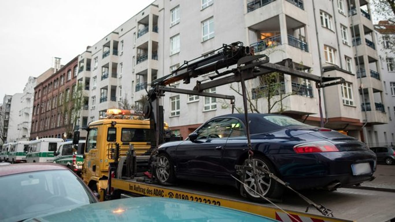 Ein Porsche-Cabrio wird im Berliner Bezirk Neukölln abtransportiert, wo die die Polizei gegen eine mutmaßlich kriminelle arabische Großfamilie vorgegangen war.