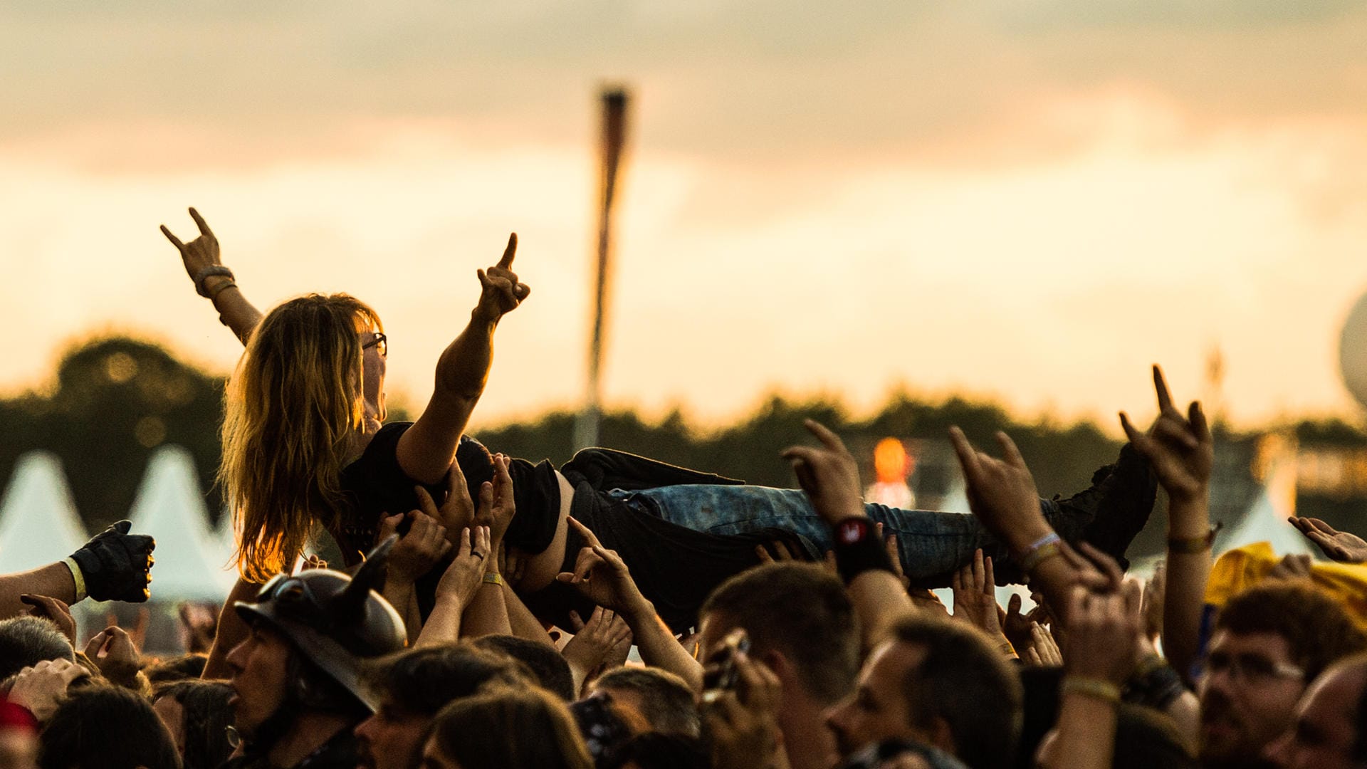 Wacken Open Air 2017: Bei Sonnenuntergang und lauter Musik kommt eine Runde Crowd-Surfing besonders gut.