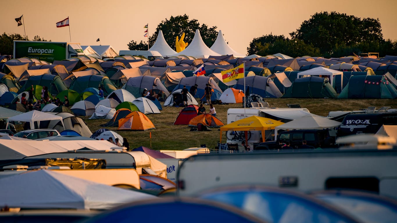 Schleswig-Holstein, Wacken: Zahlreiche Fans haben ihre Zelte schon aufgebaut.