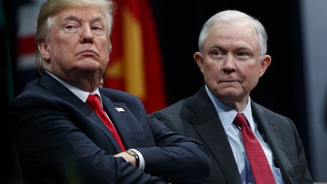 US-Präsident Donald Trump (l) und sein Justizminister Jeff Sessions. US-Präsident Donald Trump (l) und sein Justizminister Jeff Sessions.