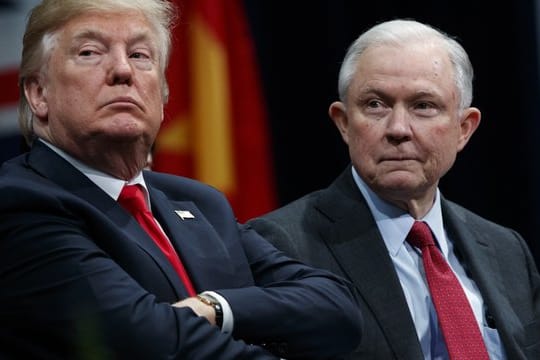 US-Präsident Donald Trump (l) und sein Justizminister Jeff Sessions.