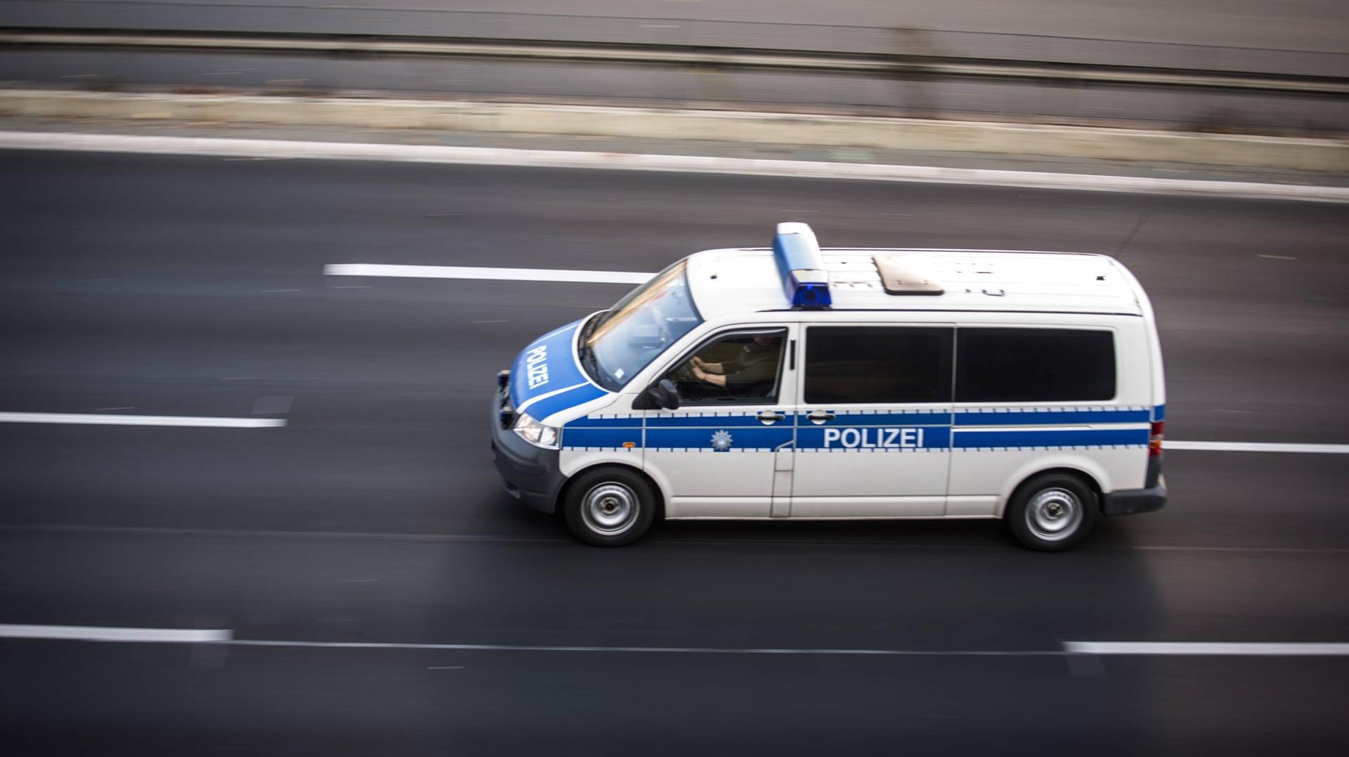 Ein Polizeifahrzeug auf der Autobahn: Als die Polizei ihr Blaulicht einschaltete, wollten die Täter den Caravan loswerden. (Symbolbild)