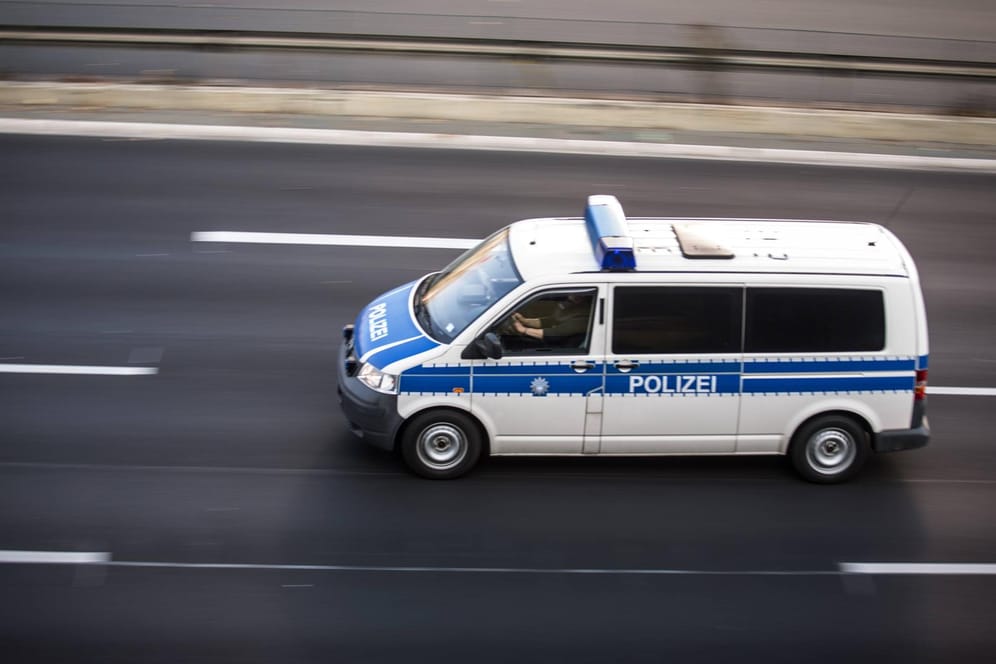 Ein Polizeifahrzeug auf der Autobahn: Als die Polizei ihr Blaulicht einschaltete, wollten die Täter den Caravan loswerden. (Symbolbild)