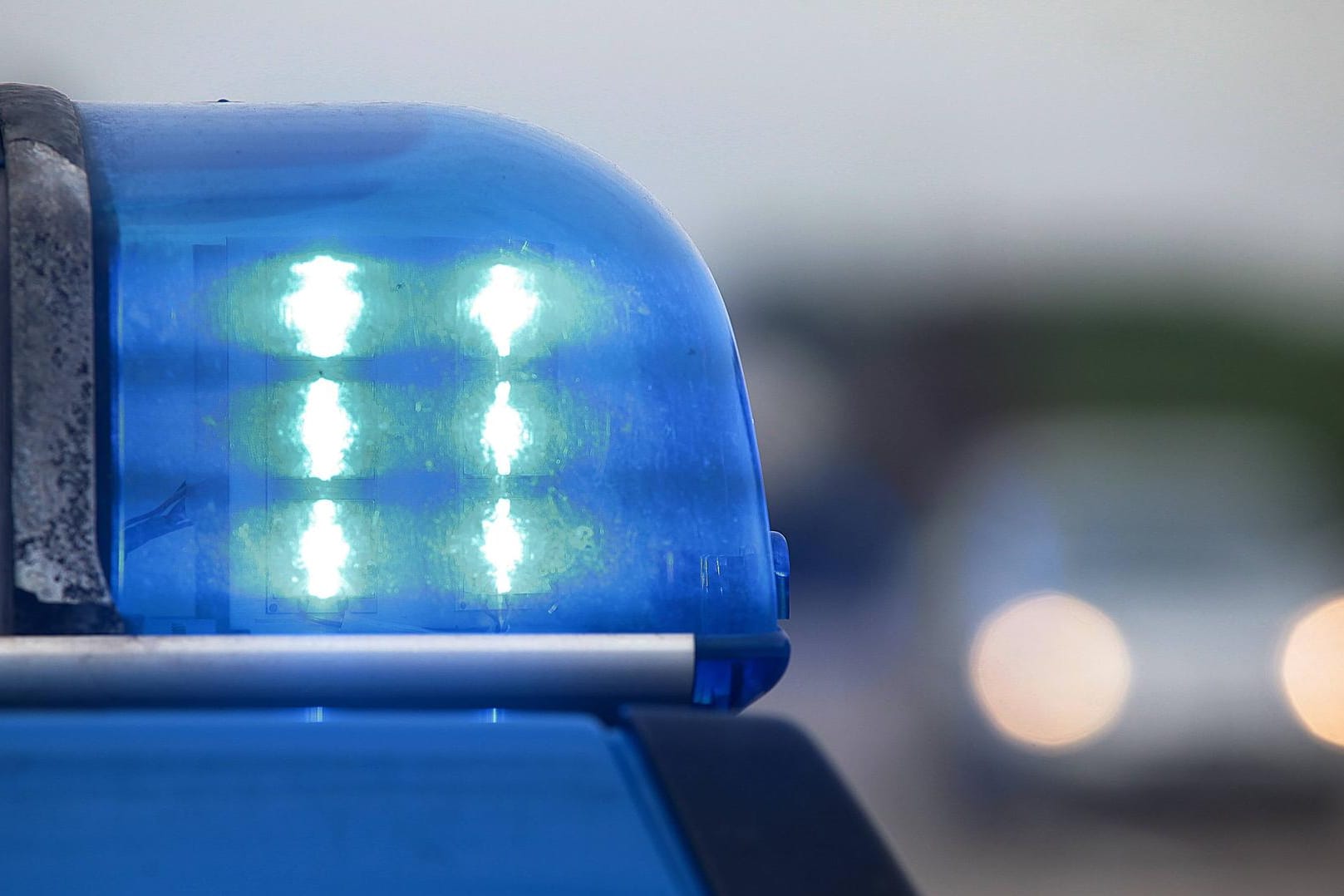 Eine Polizeisirene: Die Polizei warnt vor dem betrügerischen Trick, durch den die Täter in dem besagten Fall rund 80.000 Euro erbeuteten. (Symbolbild)