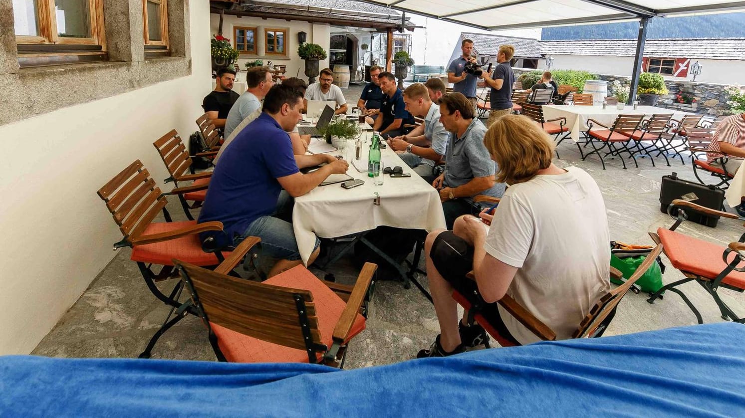 Königliche Umgebung: Schalke-Manager Heidel im Pressegespräch im österreichischen Mittersill.