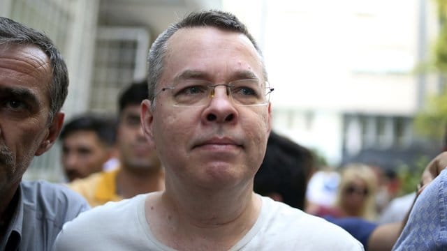 Andrew Craig Brunson (M), Pastor aus den USA, wird zu seinem Haus im türkischen Izmir eskortiert. Andrew Craig Brunson (M), Pastor aus den USA, wird zu seinem Haus im türkischen Izmir eskortiert.