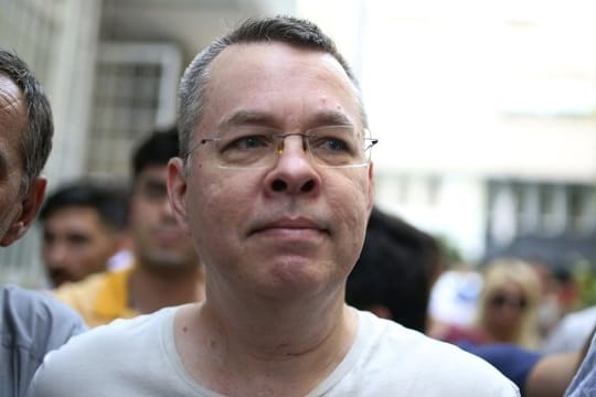 Andrew Craig Brunson (M), Pastor aus den USA, wird zu seinem Haus im türkischen Izmir eskortiert.