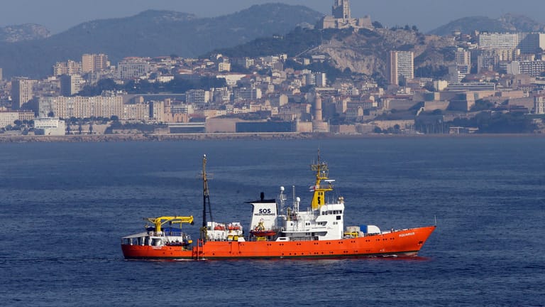 Das Rettungsschiff "Aquarius" verlässt den Hafen von Marseille.