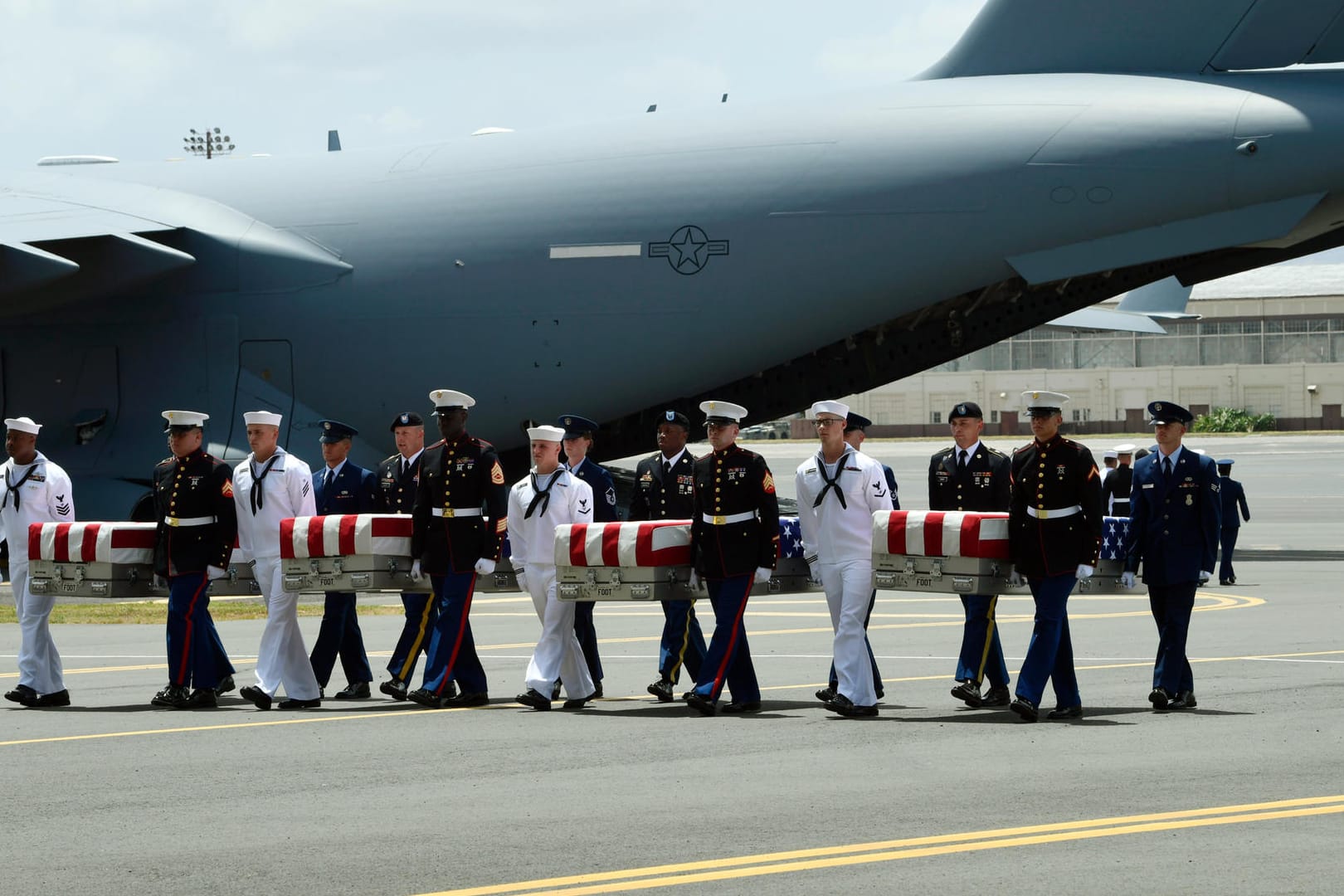 Militärs tragen während einer Empfangszeremonie die sterblichen Überreste mutmaßlicher im Korea-Krieg gefallener US-Soldaten: US-Vizepräsident Pence hat auf Hawaii 55 Särge mit sterblichen Überresten in Empfang genommen.