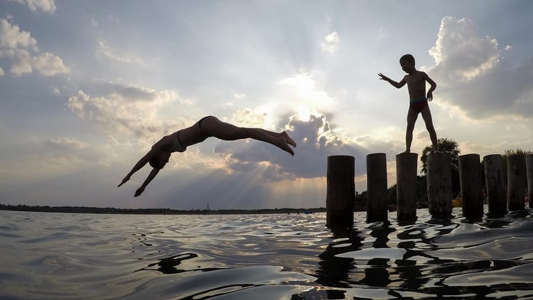 Eine Frau springt mit Kopfsprung in den Markkleeberger See in Sachsen: Das Wetter verspricht auch in den kommenden Tagen keine Abkühlung.