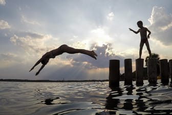 Eine Frau springt mit Kopfsprung in den Markkleeberger See in Sachsen: Das Wetter verspricht auch in den kommenden Tagen keine Abkühlung.