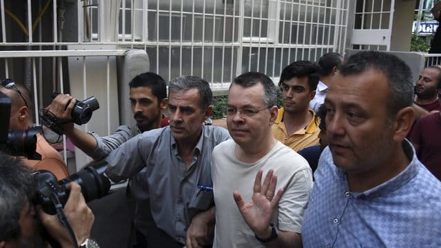 Andrew Craig Brunson (M), Pastor aus den USA, verlässt ein Gefängnis außerhalb von Izmir. Andrew Craig Brunson (M), Pastor aus den USA, verlässt ein Gefängnis außerhalb von Izmir.