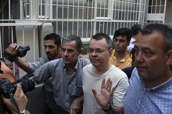 Andrew Craig Brunson (M), Pastor aus den USA, verlässt ein Gefängnis außerhalb von Izmir.