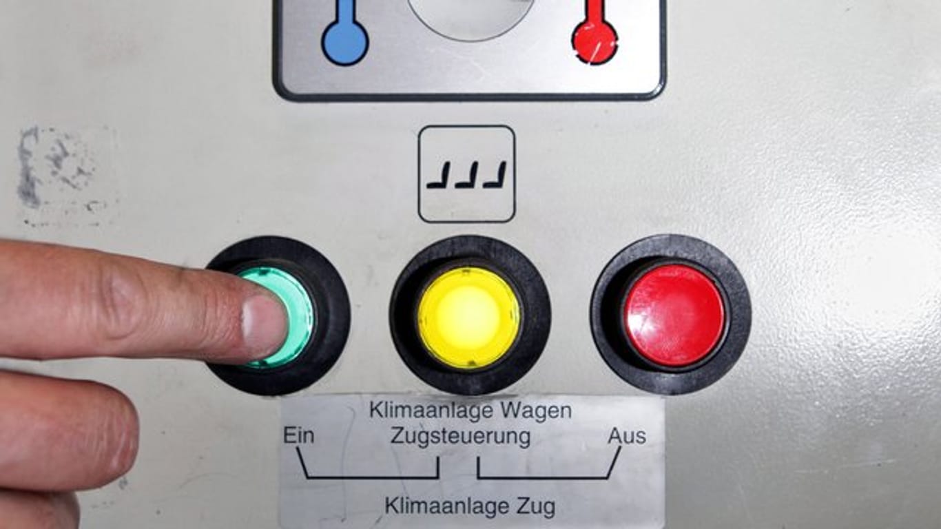 Ein Techniker prüft die Klimaanlage in einem InterCity-Reisezug (IC) der Deutschen Bahn am im ICE-Werk Leipzig.