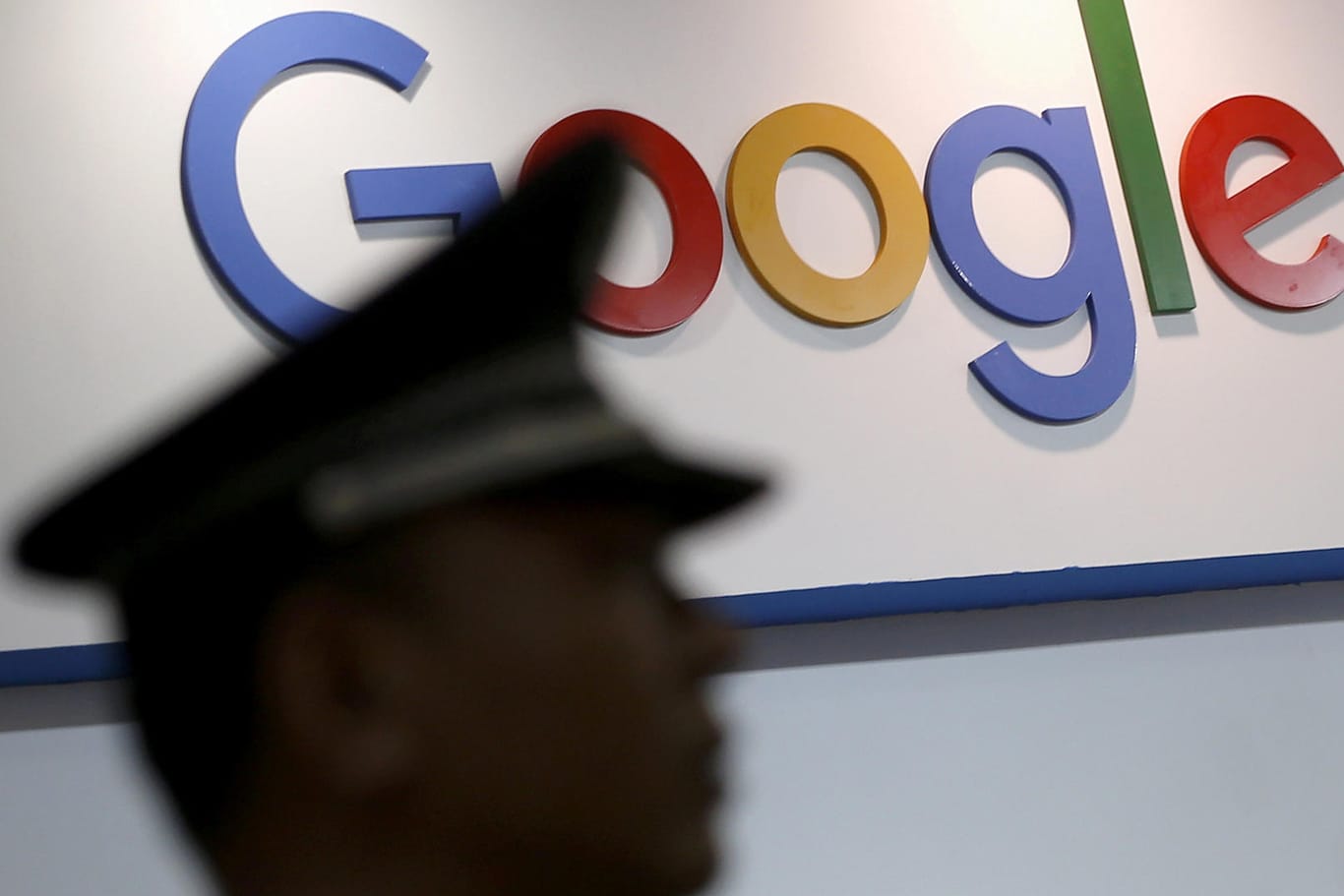 Ein Sicherheitsmitarbeiter vor einem Google-Logo in Shanghai: Der Konzern plant Medienberichten zufolge eine zensierte Suchmaschine für China.