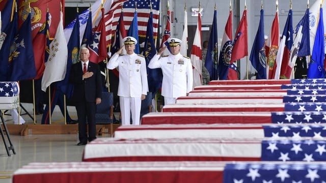 US-Vizepräsident Pence nimmt auf Hawaii 55 Särge mit sterblichen Überresten im Korea-Krieg gefallener US-Soldaten in Empfang. US-Vizepräsident Pence nimmt auf Hawaii 55 Särge mit sterblichen Überresten im Korea-Krieg gefallener US-Soldaten in Empfang.