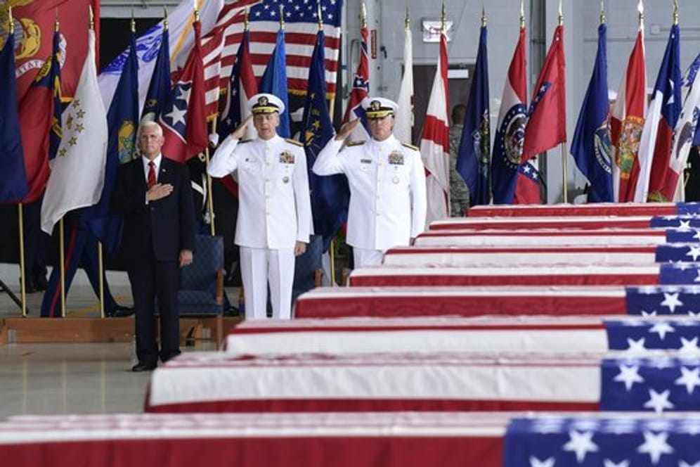 US-Vizepräsident Pence nimmt auf Hawaii 55 Särge mit sterblichen Überresten im Korea-Krieg gefallener US-Soldaten in Empfang.