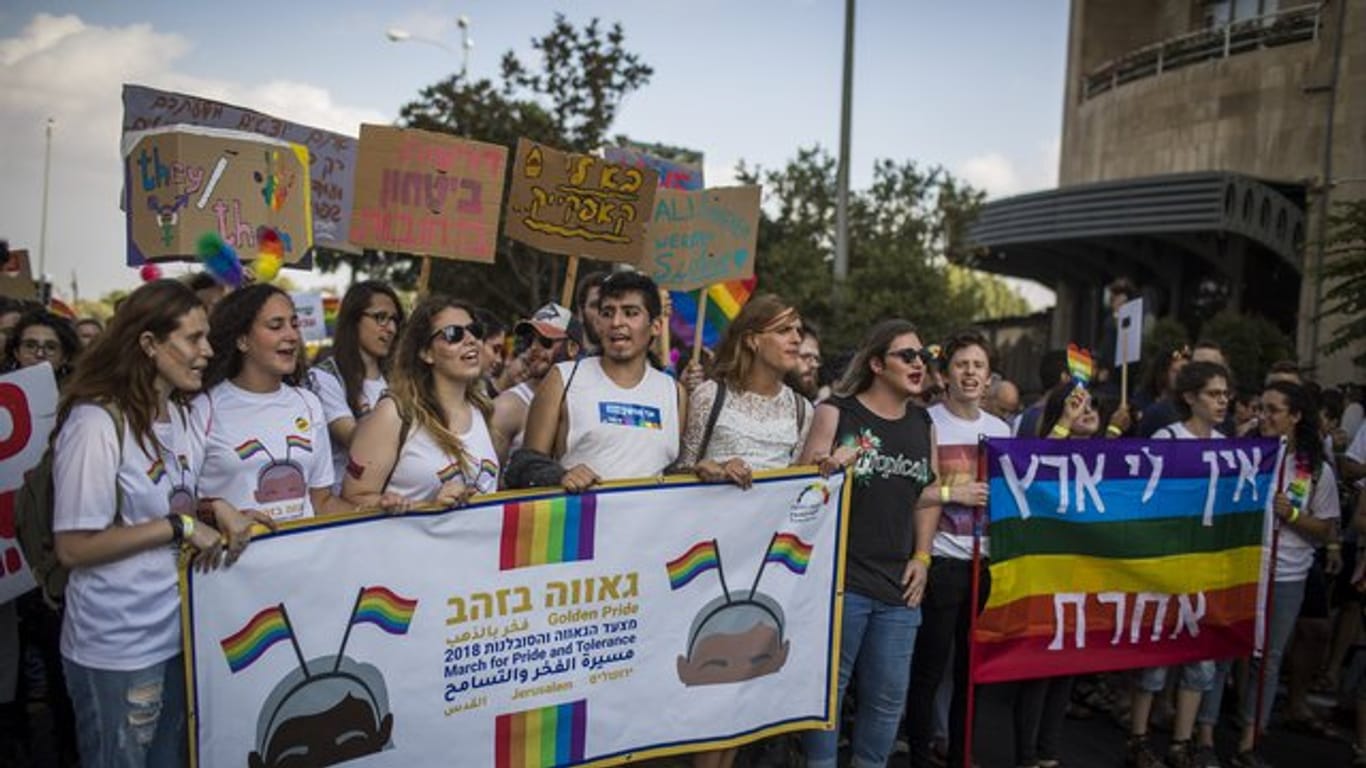 Zehntausende kamen zur jährlichen Gay-Pride-Parade gegen die Diskriminierung Homosexueller.