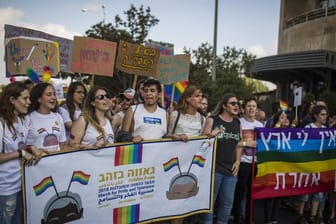 Zehntausende kamen zur jährlichen Gay-Pride-Parade gegen die Diskriminierung Homosexueller.