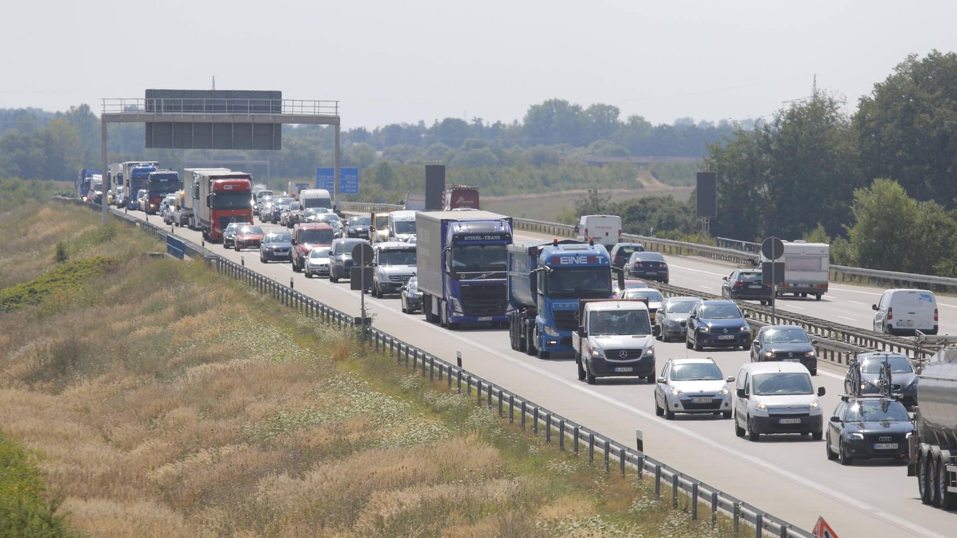 Stauprognose: Für das Wochenende müssen sich Autofahrer auf lange Staus einstellen.