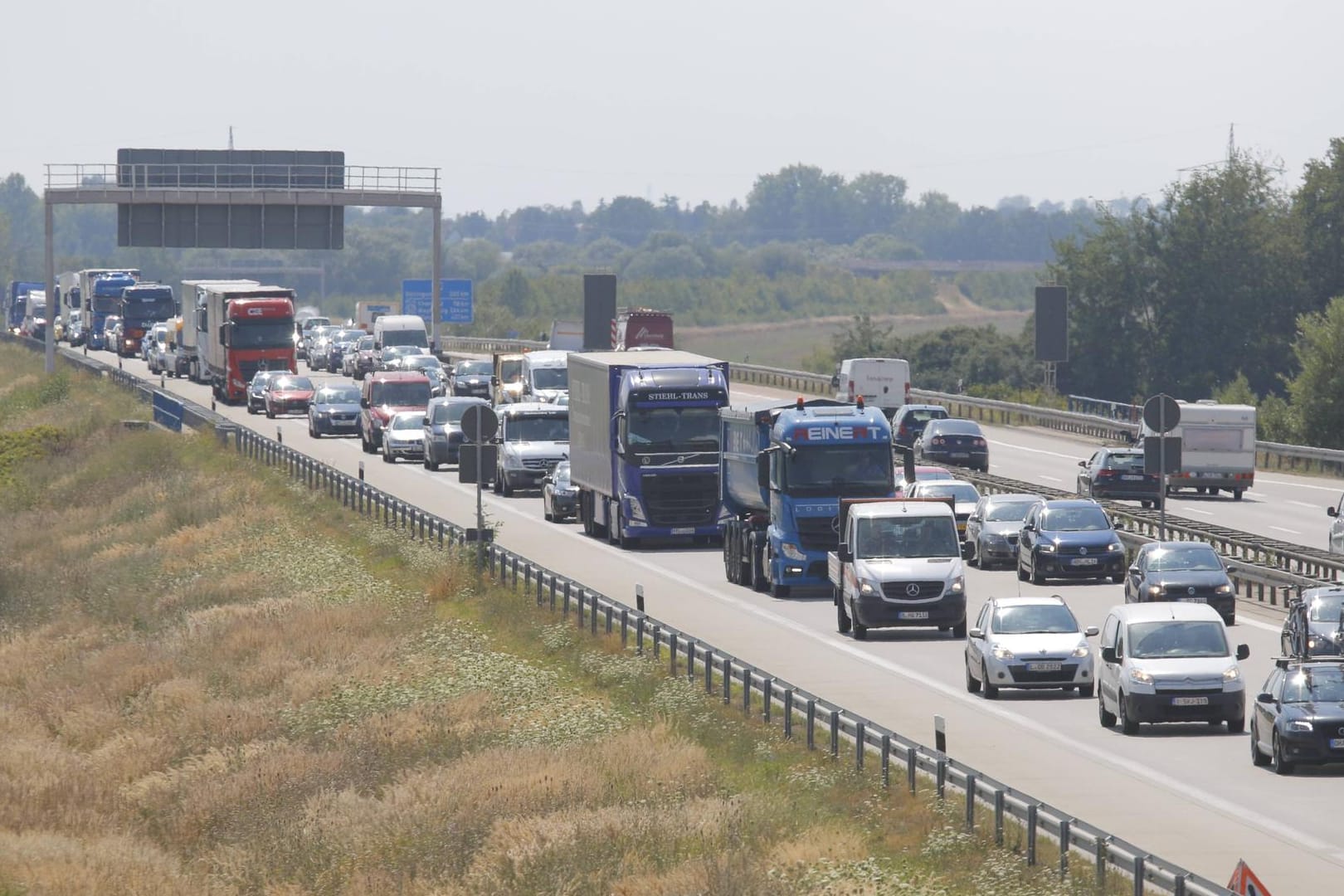 Stauprognose: Für das Wochenende müssen sich Autofahrer auf lange Staus einstellen.