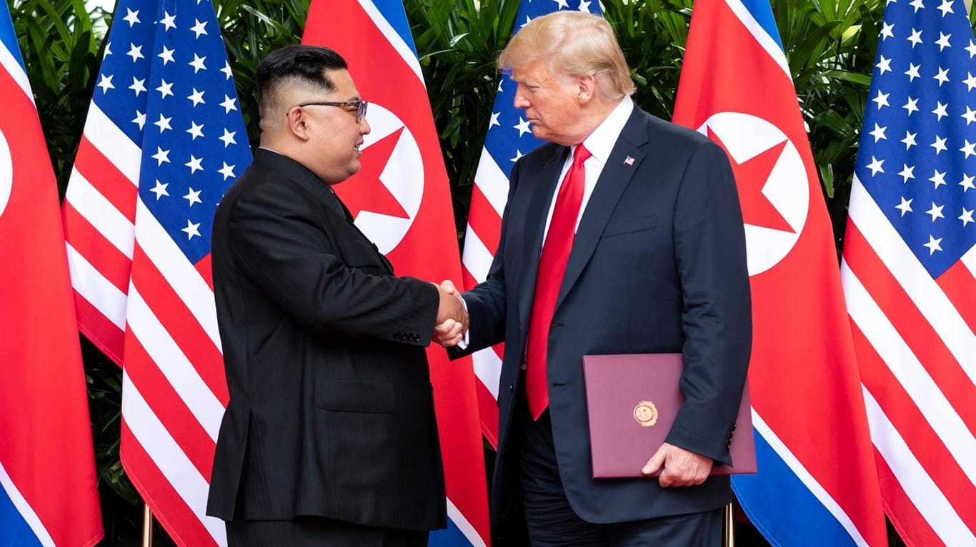 Trump und Kim Jong Un auf dem Gipfeltreffen in Singapur (Archivbild): Nach dem Treffen im Juni scheinen beide ihr Verhältnis weiter pflegen zu wollen – Trump deutet auf Twitter ein neues Treffen an.