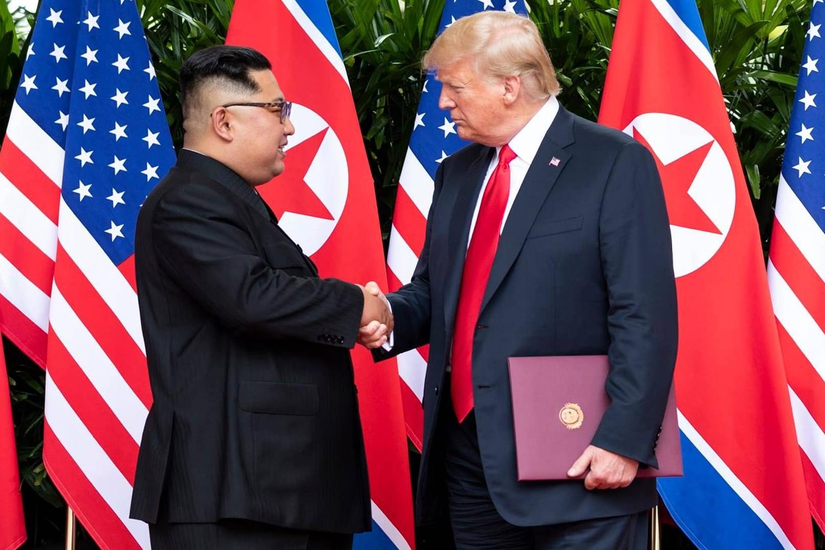 Trump und Kim Jong Un auf dem Gipfeltreffen in Singapur (Archivbild): Nach dem Treffen im Juni scheinen beide ihr Verhältnis weiter pflegen zu wollen – Trump deutet auf Twitter ein neues Treffen an.