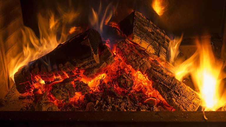 Ein Feuer im Kamin: Im Winter steht uns die nächste Umweltkatastrophe bevor.