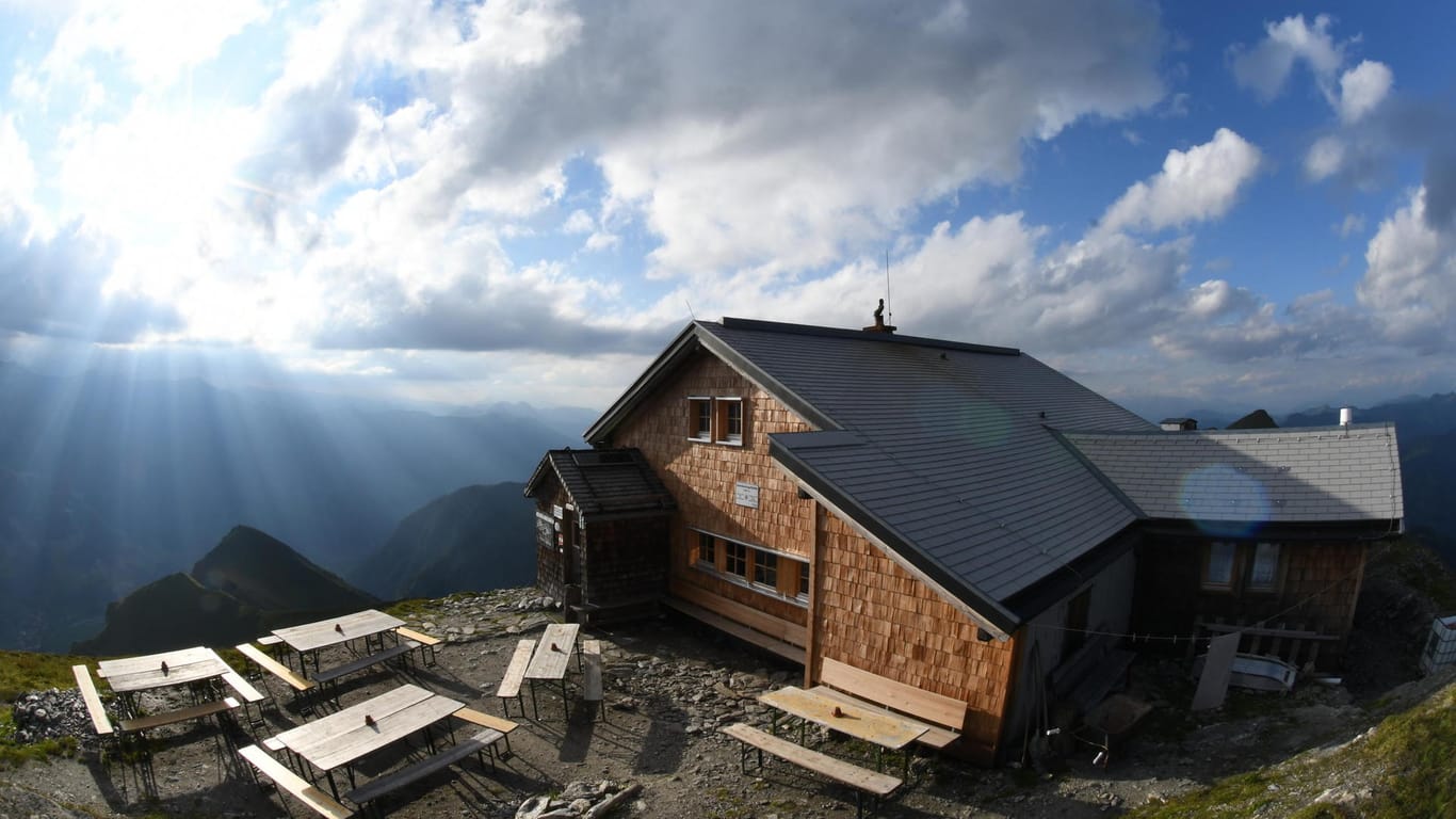 Hütte auf dem Berggipfel: Die Gamskarkogelhütte bietet einen traumhaften Blick über die Alpen.