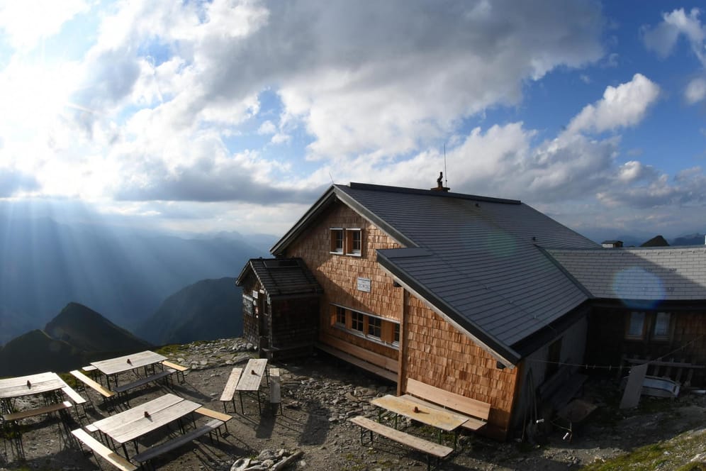 Hütte auf dem Berggipfel: Die Gamskarkogelhütte bietet einen traumhaften Blick über die Alpen.