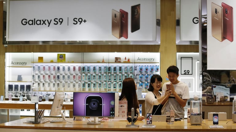 Käufer in einem Samsung-Shop: Der Technologiekonzern aus Südkorea ist Marktführer auf dem Smartphone-Markt – noch.