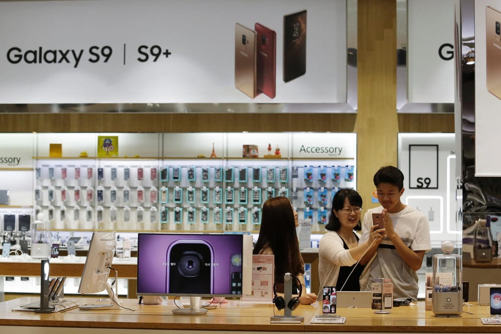 Käufer in einem Samsung-Shop: Der Technologiekonzern aus Südkorea ist Marktführer auf dem Smartphone-Markt – noch.