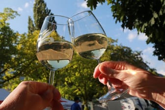 Aufnahmen vom Weinfest Bad Reichenhall (Symbolbild): Weinfeste erfreuen sich in Deutschland großer Beliebtheit. Am Mittwochabend wurde ein Weinfest in Chemnitz von einer Bombendrohung erschüttert.