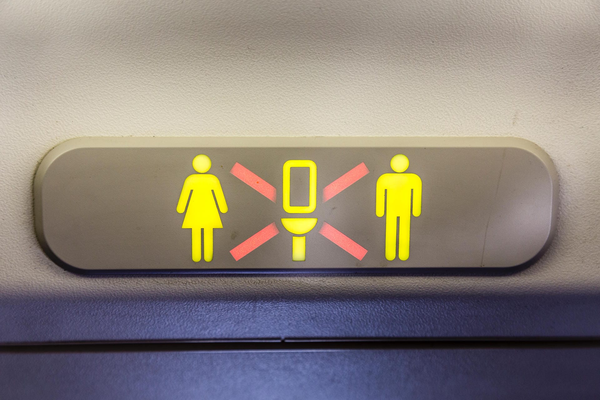 Besetztes Flugzeug-WC: Künftig werden die Toiletten noch platzsparender gestaltet.