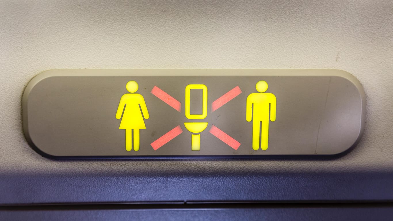 Besetztes Flugzeug-WC: Künftig werden die Toiletten noch platzsparender gestaltet.