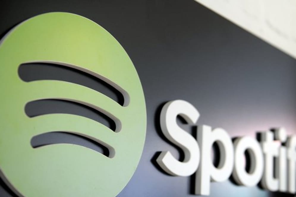 Spotify hat die umstrittenen Podcasts des Verschwörungstheoretikers gelöscht.